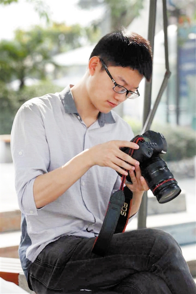 代俊峰 男 23岁 就职于重庆电视台 收入：首月工资2000元，向父母借了2000元