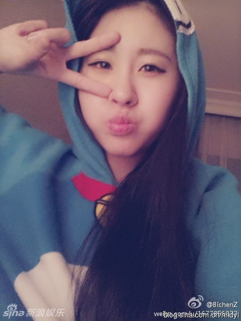 　　张碧晨甜美生活照