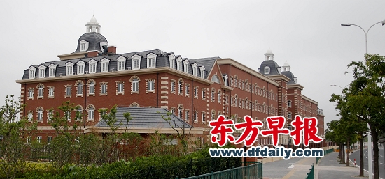 上海惠灵顿国际学校大楼位于浦东前滩国际商务区，为典型英伦风格建筑。 本版图片 早报记者 张栋