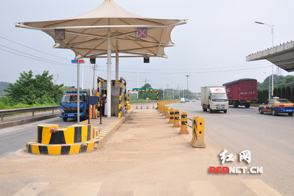 (该收费站的工作人员表示，每天经过他们收费站的车流量为200余车次。)