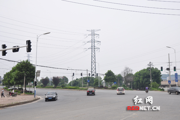 (十字路口设6处红绿灯，过路司机找不着北。)