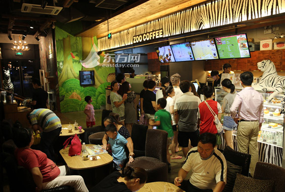 商业广场的餐饮人气被夜市提振，咖啡店里排起长队。