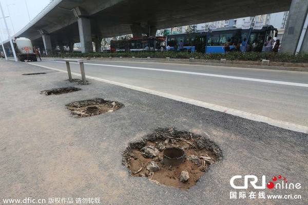 　　2014年7月28日，南京江北24座公交站台被偷了，现在立柱被齐根“割”掉，只剩下候车椅。图片署名：扬子晚报-东方IC
