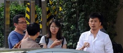 苏有朋在酒吧门口