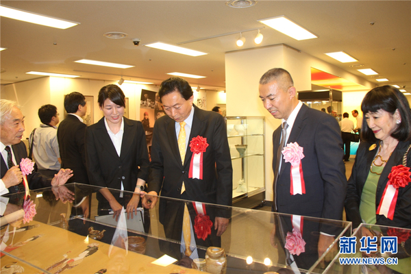 关涛向鸠山由纪夫夫妇介绍自己的永胜窑作品(新华社记者 蓝建中 摄)