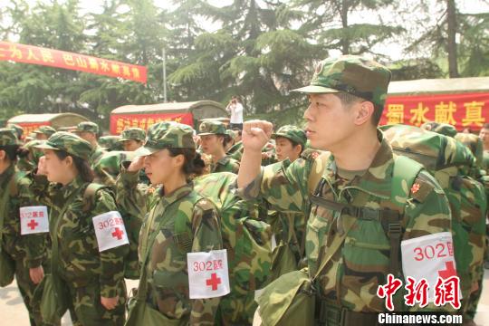 302医院防治队奉命出征四川汶川地震灾区。　陶社兰　摄