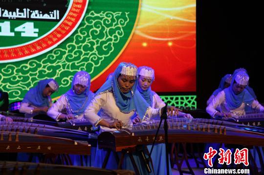 图为云南沙甸回族女子古筝艺术团在开斋节庆祝活动上合奏　金鼎　摄