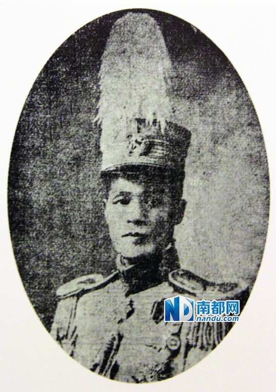 1919年8月,陈廉伯当上广东省商团军总团长,其穿的将领服装类似孙