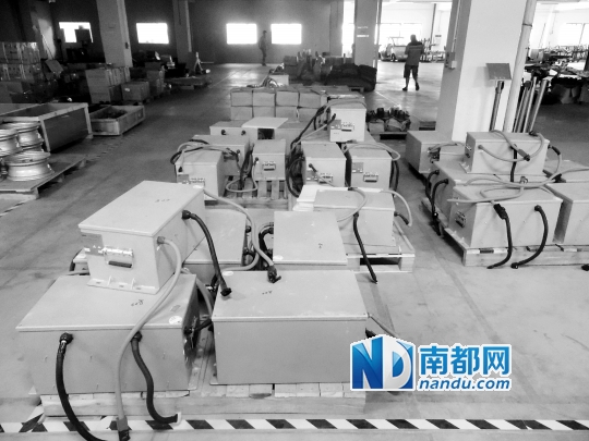 一辆中巴车上有6块锂电池。