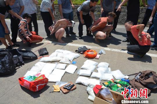 图为警方当场抓获4名嫌疑人，缴获手枪、子弹、新型毒品等。　黄赵　摄