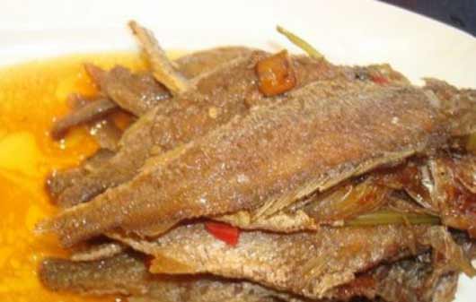 香糟小黄鱼：夏季吃些糟香的菜，又爽口，又解暑，小黄鱼煎炸后定型，再浇上糟卤放入冰箱冷藏，吃的时候拿出来，肉质紧嫩，香味四溢，是一道不折不扣的下酒菜。