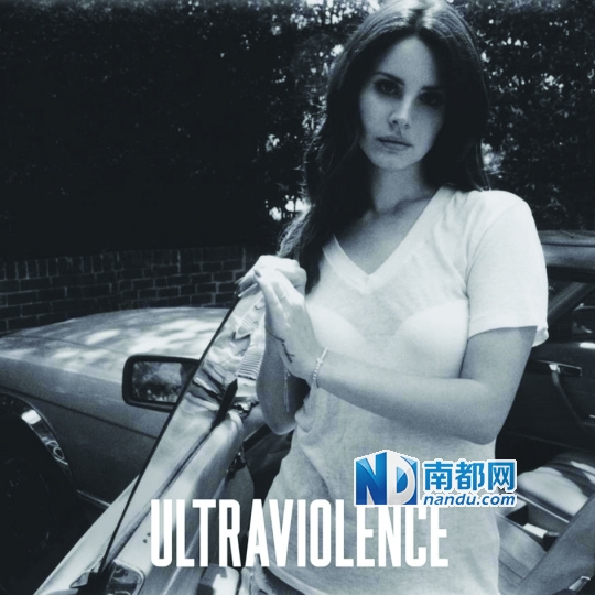 丰唇前（圆图）与丰唇后。（右图为新专辑《Ultraviolence》封面）