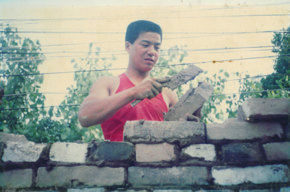 中队以前住在上个世纪50年代的房子里，院墙都是官兵自己动手砌的。