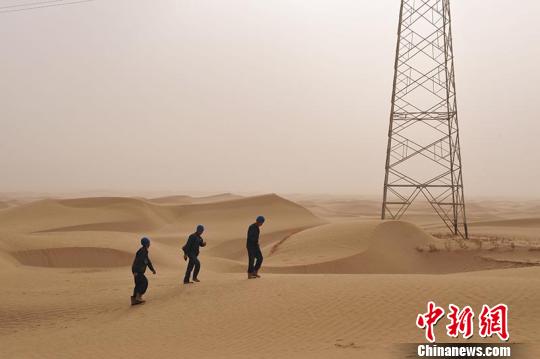 踏行沙海新疆巡线工:荒凉沙漠成就精彩人生|电
