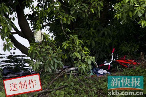 ■孩子们在岸边留下了自行车、衣服等物品。