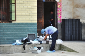 8月1日，株洲市石峰区九塘村，警察在现场取证。图/记者金林