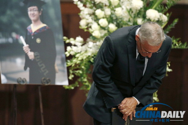当地时间8月1日，在南加州大学遇袭身亡的中国留学生纪欣然的追悼会在洛杉矶举行，维特比工程学院院长扬尼斯·约特绍什向纪欣然家人鞠躬。（图片来源：东方IC）