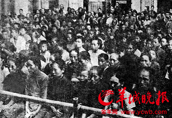 1948年,广州汉民区居民等侯领取配售证的情景