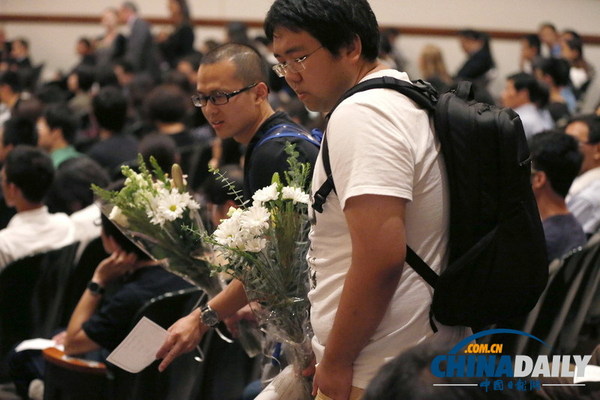 当地时间8月1日，在南加州大学遇袭身亡的中国留学生纪欣然的追悼会在洛杉矶举行，很多人前来悼念。（图片来源：东方IC）