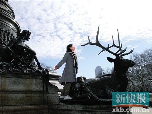 ■云杉街1208号 5 来费城次年,经历了失窃、输掉了时,我在艺术博物馆门口,向天空默默微笑。(摄影庞琳)