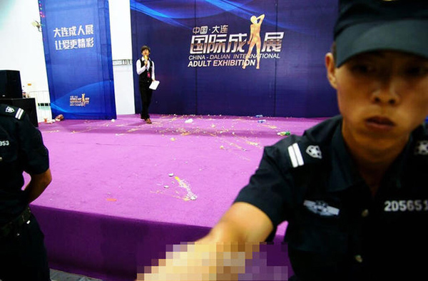 大连成人展上日本AV女优上台被砸几百枚臭鸡蛋