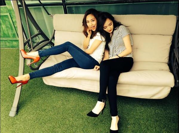 miss A成员王霏霏孟佳合影大秀美腿(组图)|王霏霏|照片_凤凰资讯