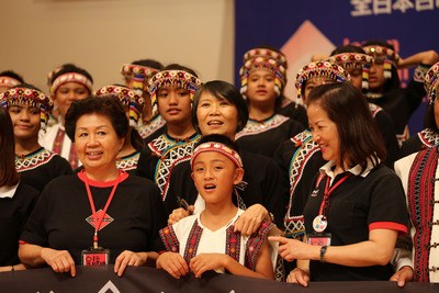 周美青和她率领的台湾原声童声合唱团。台湾“中央社”图