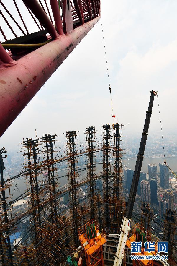 上海在建第一高楼登顶632米 内设108部电梯|大厦|上海_凤凰财经