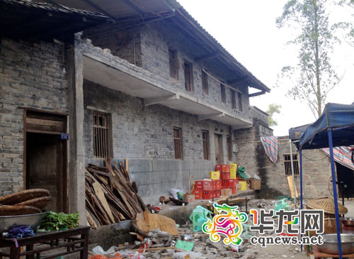 昨（3）日，垫江县刘作明家，二楼栏杆坍塌的砖块，连同砸中的桌椅等全散落在坝子里。华龙网通讯员 供图