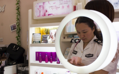 8月4日，韩国薇妮化妆品专卖店林科大店，工作人员在现场查获多种未标注批准许可证号的化妆品。图/记者陈正