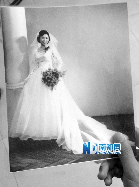 ●周婆婆年轻时的婚纱照。