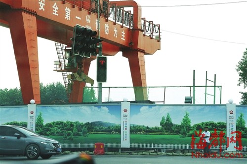 南京地铁工地围挡上，也印满了绿化图案