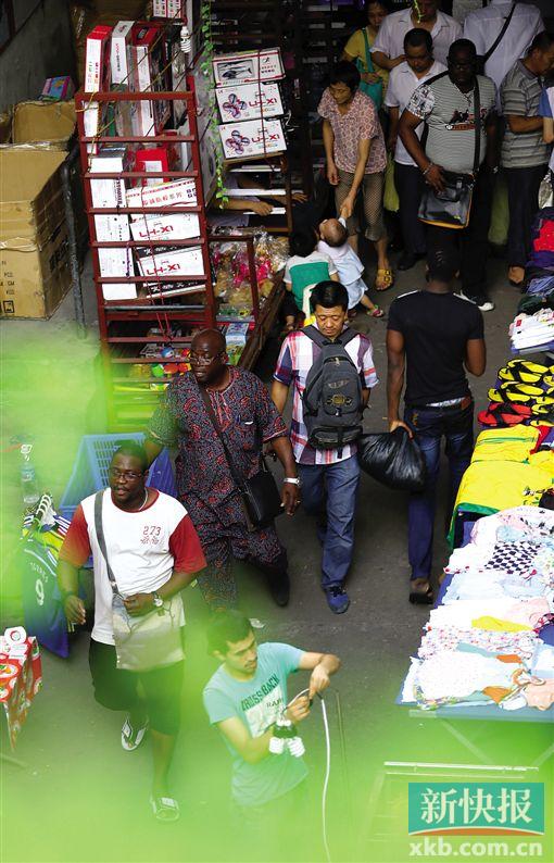 ■通往宝汉直街的路被非洲人和商贩围成一条很狭隘的过道。