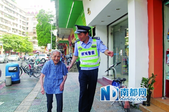 7月18日，李剑雄巡逻时发现迷路的麦婆婆，他成功帮老人找到亲人。资料图片