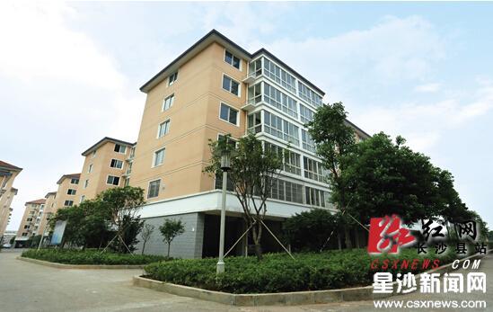 湘绣苑小区绿树成荫,干净整洁,为企业员工提供了舒适的居住环境。长沙经开区今年还将投入4.8亿元,建设公租房4681套。刘晓东 摄