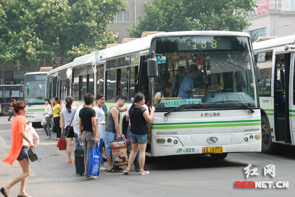 (到站休息几分钟，108路驾驶员程正兴又上车出发了。)