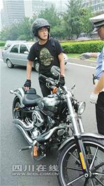 26万元哈雷摩托<em>处女</em>秀<em>搞</em>砸了|驾驶人|交警_凤