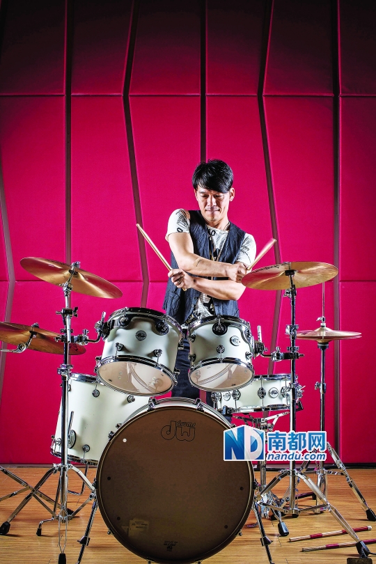Ricky在自己的band房里打鼓耍帅。南都记者 钟锐钧 摄