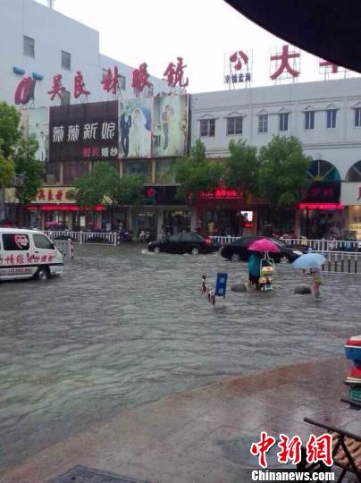 暴雨突袭江苏大丰 街头积水车变船|云团|气象