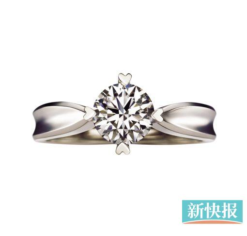 以心形爪的镶嵌设计为特色的“Infini Love全爱钻”钻石戒指,是一款独一无二的订婚钻戒。