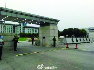 《特警力量》剧组在南农校门口拍摄(请图片拍摄者来领稿费)