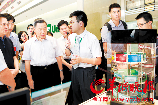 7日，省人大代表视察广东路桥收费推行“一卡通”电子收费情况 羊城晚报记者 林桂炎 摄