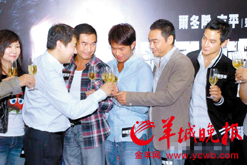 于冬（左二）与《窃听风云》一众主演