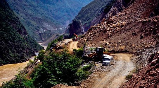 昭巧公路很多路段，原本的路面被塌方、碎石覆盖。记者 黄漩 摄