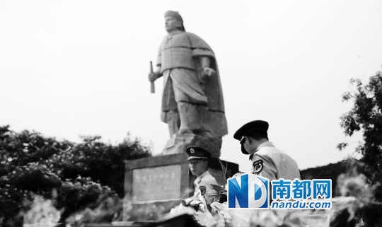 7月24日，丹东边防支队大鹿岛边防派出所的武警战士给邓世昌雕像献花。7月25日是中日甲午战争爆发120周年纪念日。 新华社发