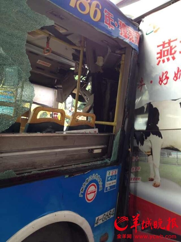 广州广汕公路银河公墓路段535路公交与39路公交发生追尾 多人受伤