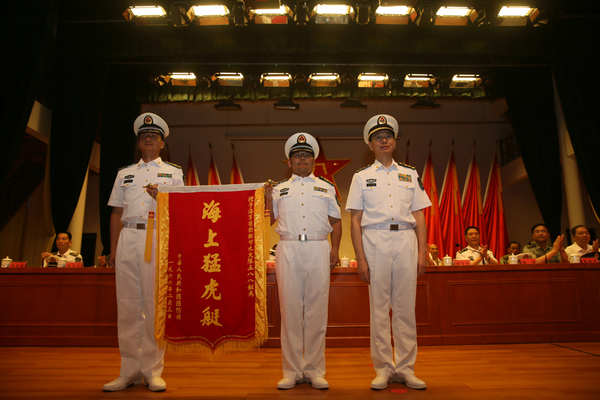 东海舰队政治委员王华勇向泉州舰舰长李青印、政委吴福超授“海上猛虎艇”锦旗 聂小龙摄