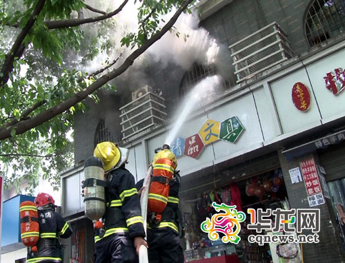 消防官兵正在进行扑救。 歇台子中队供图 华龙网发