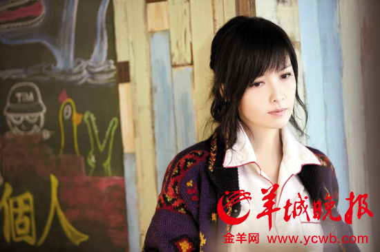 片中的周慧敏依然美艳动人