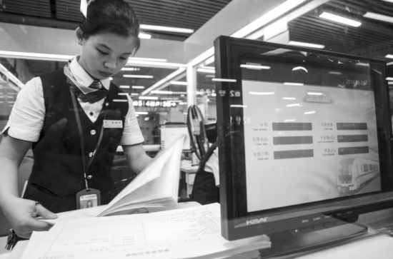 在乘客服务中心检查售票员岗位、查看设备工作状态。